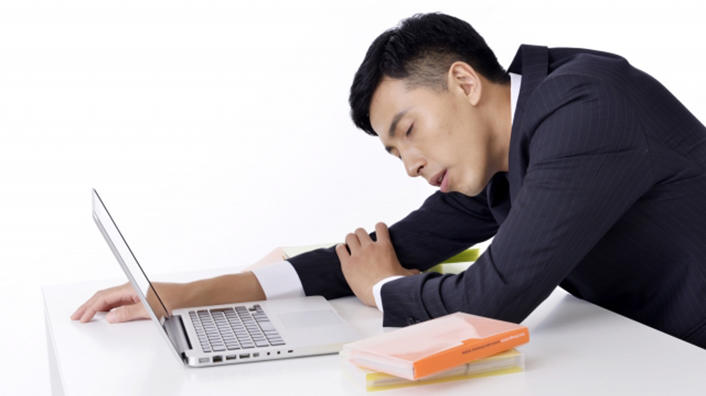 業務効率を上げる！仕事中に眠いときの対処法について